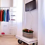 Maya's Boutique Resmo